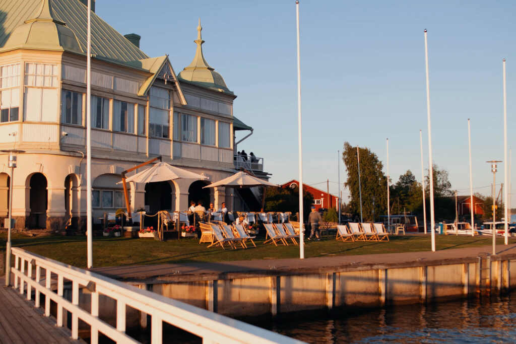 Ravintola NJK ilta-auringossa